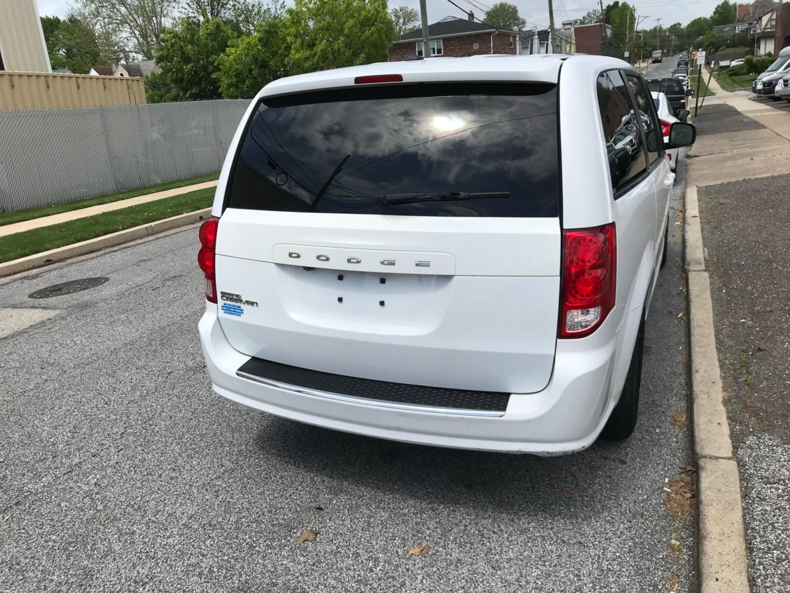2018 White /Black Dodge Grand Caravan SE (2C4RDGBGXJR) with an 3.6 V6 engine, Automatic transmission, located at 577 Chester Pike, Prospect Park, PA, 19076, (610) 237-1015, 39.886154, -75.302338 - 2018 Dodge Grand Caravan Cargo: Set up for cargo area in back, backup camera, new PA inspection, FLEET MAINTAINED, runs LIKE NEW! This vehicle comes inspected and has been given a bumper to bumper safety check. It is very clean, reliable, and well maintained. We offer a unique pay plan that is kn - Photo #4